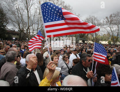 La foule s'honneur Hometown Hero Captin Chesley 'Sully' Sullenberber III à Danville (Californie) le 24 janvier 2009. Sullenberger a atterri vol 1549 d'US Airways dans l'Hudson River à bord de tous les sauver. (UPI Photo/ Terry Schmitt) Banque D'Images