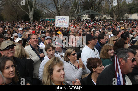 La foule s'honneur Hometown Hero Captin Chesley 'Sully' Sullenberber III à Danville (Californie) le 24 janvier 2009. Sullenberger a atterri vol 1549 d'US Airways dans l'Hudson River à bord de tous les sauver. (UPI Photo/ Terry Schmitt) Banque D'Images