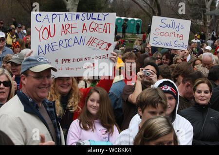 La foule s'honneur Hometown Hero Captin Chesley 'Sully' Sullenberber III à Danville (Californie) le 24 janvier 2009. Sullenberger a atterri vol 1549 d'US Airways dans l'Hudson River à bord de tous les sauver. (UPI Photo/ Terry Schmitt) Banque D'Images