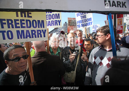 Les manifestants pour et contre le mariage gay attendre la décision de la Cour suprême de la Californie, de l'état sur la proposition 8, un bulletin de la limitation de l'initiative du mariage à un homme et une femme, à San Francisco le 26 mai 2009. La cour a confirmé l'initiative mais a déclaré que 18 000 mariages gay se produisant avant le vote sont légales. (Photo d'UPI/Terry Schmitt) Banque D'Images