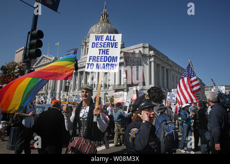 Les manifestants en faveur de mariage gay attendre la décision de la Cour suprême de la Californie, de l'état sur la proposition 8, un bulletin de la limitation de l'initiative du mariage à un homme et une femme, en face de l'Hôtel de Ville à San Francisco le 26 mai 2009. La cour a confirmé l'initiative mais a déclaré que 18 000 mariages gay se produisant avant le vote sont légales. (Photo d'UPI/Terry Schmitt) Banque D'Images