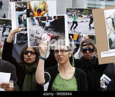 Attente de manifestants irano-photos de la violence post-électorale en Iran lors d'une soirée de soutien à la démocratie iranienne Rallye de San Francisco Union Square, le 16 juin 2009. (Photo d'UPI/Terry Schmitt) Banque D'Images