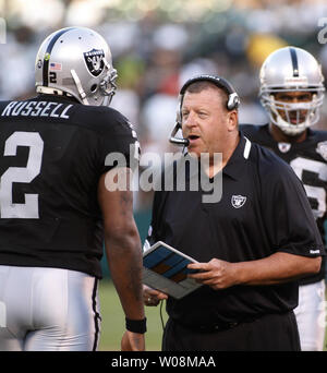 L'entraîneur-chef Tom Raiders d'Oakland avec câble QB JaMarcus Russell dans un match pré-saison contre les Cowboys de Dallas au Colisée à Oakland, Californie le 13 août 2009. UPI/Terry Schmitt Banque D'Images