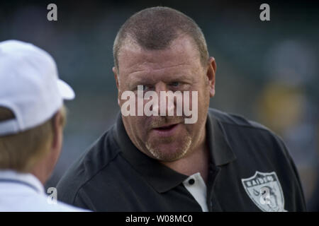 L'entraîneur-chef Tom Raiders d'Oakland confère avec câble un assistant avant de jouer les Chargers de San Diego à la Oakland Coliseum à Oakland, Californie le 14 septembre 2009. Les chargeurs a défait les Raiders 24-20. UPI/Terry Schmitt Banque D'Images