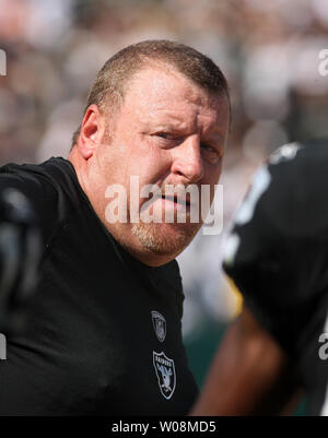 Oakland Raiders l'entraîneur-chef Tom Cable attend un défi pour être examiné au cours de jouer contre les Broncos de Denver au Colisée à Oakland, Californie le 27 septembre 2009. Les Broncos défait les Raiders 23-3. UPI/Terry Schmitt Banque D'Images