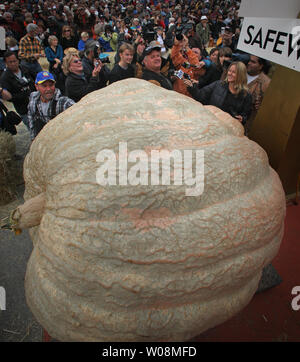 Don Young (C) du Moine, des regards de l'Iowa de retour à son livre 1658 pumpkin après avoir remporté le Championnat du Monde Weigh-Off citrouille dans Half Moon Bay le 12 octobre 2009. Les jeunes la colossale cucurbita a établi un nouveau record pour le concours et a pris le premier prix. Les gagnants seront affichés à Half Moon Bay's Art & Festival de la citrouille 17 et 18 octobre. UPI/Terry Schmitt Banque D'Images