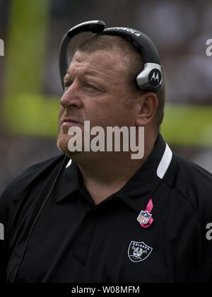 L'entraîneur-chef Tom Raiders d'Oakland montres Câble son équipe jouer les Philadelphia Eagles au Colisée à Oakland, Californie le 18 octobre 2009. Les raiders a vaincu les Eagles 13-9. UPI/Terry Schmitt Banque D'Images