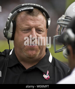 L'entraîneur-chef Tom Raiders d'Oakland avec câble d'entraîneur adjoint en cours de jeu contre les Philadelphia Eagles au Colisée à Oakland, Californie le 18 octobre 2009. Les raiders a vaincu les Eagles 13-9. UPI/Terry Schmitt Banque D'Images