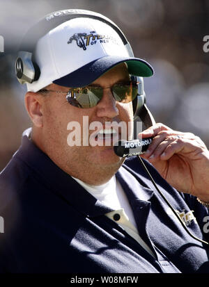 New York Jets l'entraîneur-chef Rex Ryan parle à l'étage des entraîneurs comme son équipe à l'encontre de l'Oakland Raiders 38-0 au Colisée à Oakland, Californie le 25 octobre 2009. UPI/Terry Schmitt Banque D'Images