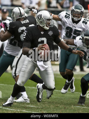 Oakland Raiders QB JaMarcus Russell (2) déploie sous pression contre les Eagles de Philadelphie au Colisée à Oakland, Californie le 18 octobre 2009. Les raiders a vaincu les Eagles 13-9. UPI/Terry Schmitt Banque D'Images