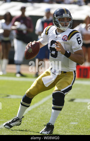 New York Jets QB Mark Sanchez revient à adopter contre les Raiders d'Oakland au Colisée à Oakland, Californie le 25 octobre 2009. Les jets privés les Raiders 38-0. UPI/Terry Schmitt Banque D'Images