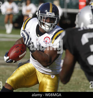 New York Jets RB Shonn Greene (L) va à l'encontre des Raiders d'Oakland Chris Johnson (R) au Colisée à Oakland, Californie le 25 octobre 2009. Les jets privés les Raiders 38-0. UPI/Terry Schmitt Banque D'Images