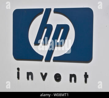 Un logo HP marque l'entrée de l'administration centrale d'entreprise de Hewlett-Packard à Palo Alto, Californie le 29 avril 2010. Hewlett-Packard va payer environ 1,4 milliard de dollars pour acquérir smart phone maker Palm Inc. UPI/Terry Schmitt Banque D'Images