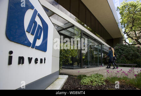 Les visiteurs pénètrent dans le siège social de Hewlett-Packard à Palo Alto, Californie le 29 avril 2010. Hewlett-Packard va payer environ 1,4 milliard de dollars pour acquérir smart phone maker Palm Inc. UPI/Terry Schmitt Banque D'Images