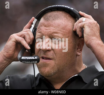 Oakland Raiders l'entraîneur-chef Tom Cable ajuste son casque au cours jouer contre le Saint Louis Rams au quatrième trimestre à la Oakland Coliseum à Oakland, Californie le 19 septembre 2010. Les raiders battu les Rams 16-15. UPI/Terry Schmitt Banque D'Images