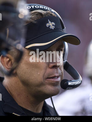 New Orleans Saints l'entraîneur-chef Sean Payton travaille l'écart contre les San Francisco 49ers à Candlestick Park de San Francisco le 20 septembre 2010. Les Saints défait les 49ers 25-22 sur une dernière seconde partie objectif. (UPI/Terry Schmitt Banque D'Images