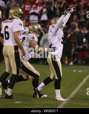 New Orleans Saints kicker Garrett Hartley soulève ses bras après coups un champ objectif avec le temps écoulé pour battre les San Francisco 49ers à Candlestick Park de San Francisco le 20 septembre 2010. Les Saints défait les 49ers 25-22. (UPI/Terry Schmitt Banque D'Images