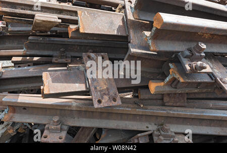 Old rusty rails de chemin de fer pour la mise au rebut dans un espace d'entrepôt Banque D'Images