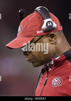 San Francisco 49ers l'entraîneur-chef Mike Singletary baisse la tête au quatrième trimestre contre les Philadelphia Eagles à Candlestick Park de San Francisco le 10 octobre 2010. L'Eagles défait les 49ers 27-24 UPI/Terry Schmitt Banque D'Images