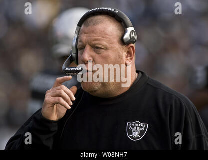 Oakland Raiders l'entraîneur-chef Tom Cable works l'écart contre les dauphins de Miami à l'Oakland Coliseum à Oakland, Californie le 28 novembre 2010. Les Dauphins défait les Raiders 33-17. UPI/Terry Schmitt Banque D'Images