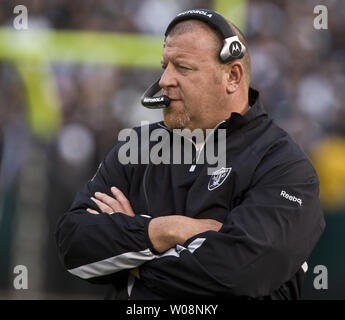 L'entraîneur-chef Tom Raiders d'Oakland montres câble les Indianapolis Colts dans la Red zone à la Oakland Coliseum à Oakland, Californie le 26 décembre 2010. Les Colts défait les Raiders 31-26. UPI/Terry Schmitt Banque D'Images