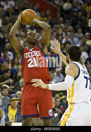 Philadelphia 76ers Thaddeus Young (21) prend un shot sur Golden State Warriors Vladimir Radmanovic de la Serbie à l'Oracle Arena à Oakland, Californie le 27 décembre 2010. Les guerriers défait les 76ers 110-95. UPI/Terry Schmitt Banque D'Images