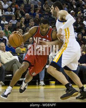 New Jersey Nets Stephen Graham (26) disques durs sur les Golden State Warriors Vladimir Radmanovic au premier semestre à l'Oracle Arena à Oakland, Californie le 17 janvier 2011. Les guerriers vaincus les filets 109-100. UPI/Terry Schmitt Banque D'Images