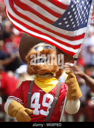 San Francisco 49ers mascot Sourdough Sam vagues le drapeau américain pour le 11 septembre 2001 devant le visage 49ers Seahawks de Seattle à Candlestick Park de San Francisco le 11 septembre 2011. UPI/Terry Schmitt Banque D'Images