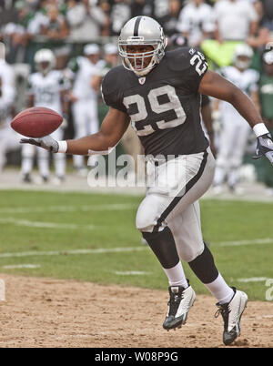 Oakland Raiders Michael Bush (29) retourne la balle dans une marche arrière contre les Jets de New York au troisième trimestre au Colisée à Oakland, Californie le 25 septembre 2011. Les raiders défait les Jets 34-24. UPI/Terry Schmitt Banque D'Images