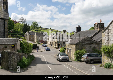 Scène de rue d'été dans le joli village de Peak District, Derbyshire, Royaume-Uni Hartington Banque D'Images