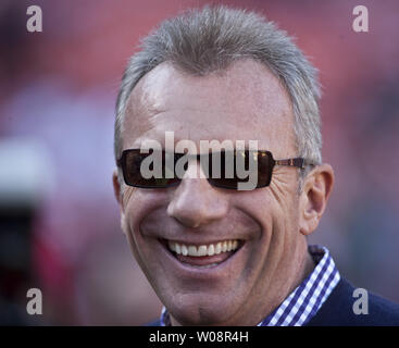 San Francisco 49ers Hall of Fame QB Joe Montana rit alors qu'il s'entretient à l'écart avant un match contre les Rams de Saint-Louis à Candlestick Park de San Francisco le 4 décembre 2011. Les 49ers a battu les Rams 26-0 pour décrocher la NFC Ouest. UPI/Terry Schmitt Banque D'Images