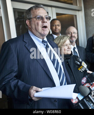 Procureur de la Défense Chef d'Allen parle Ruby aux médias à l'édifice fédéral des obligations a été condamné après sa condamnation sur d'entrave à la justice dans la région de San Francisco le 16 décembre 2011. Obligations a été condamné à deux ans de probation sous 30 jours l'assignation à résidence, plus une amende de 4 000 $, pour donner témoignage évasif à un grand jury fédéral il y a huit ans au cours d'une enquête sur le dopage dans le sport. UPI/Terry Schmitt Banque D'Images