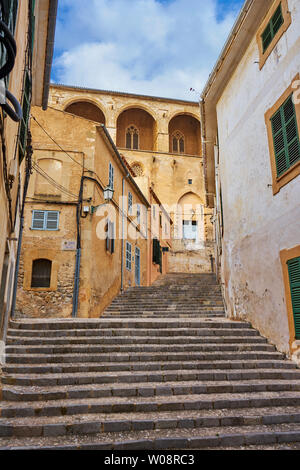 Ruelle avec ses maisons typiques dans la ville d'Arta historique sur une journée ensoleillée, l'île de Majorque, Espagne Banque D'Images