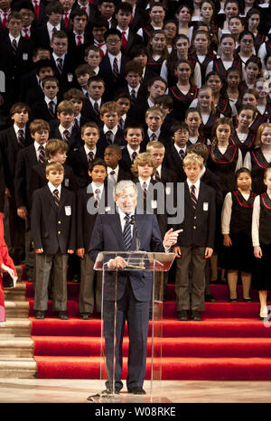 Chanteur Tony Bennett parle de fans en face de l'école des enfants à l'Hôtel de Ville à San Francisco le 14 février 2012. Le maire Ed Lee a proclamé il 'Tony Bennett Day' marquant le 50e anniversaire de Bennett's et San Francisco's Anthem, 'J'ai laissé mon coeur à San Francisco". UPI/Terry Schmitt Banque D'Images