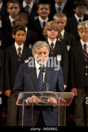 Chanteur Tony Bennett parle de fans en face de l'école des enfants à l'Hôtel de Ville à San Francisco le 14 février 2012. Le maire Ed Lee a proclamé il 'Tony Bennett Day' marquant le 50e anniversaire de Bennett's et San Francisco's Anthem, 'J'ai laissé mon coeur à San Francisco". UPI/Terry Schmitt Banque D'Images