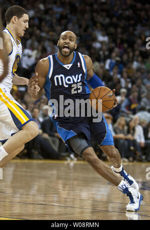 Dallas Mavericks Vince Carter (25) disques durs sur les Golden State Warriors Kay Thompson dans la première moitié à l'Oracle Arena à Oakland, Californie le 10 mars 2012. UPI/Terry Schmitt Banque D'Images