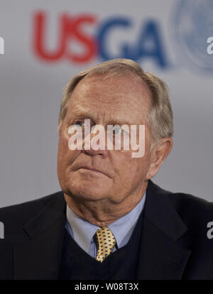 Le golf grand Jack Nicklaus apparaît lors d'une conférence de presse dévoilant un nouveau champion U.S. Open médaille du nommé en son honneur et le roulement sa silhouette à l'Olympic Club de San Francisco le 13 juin 2012. L'honneur a été décerné à l'occasion du 50e anniversaire de sa première grande victoire, le 1962 U.S. Open. UPI/Terry Schmitt Banque D'Images