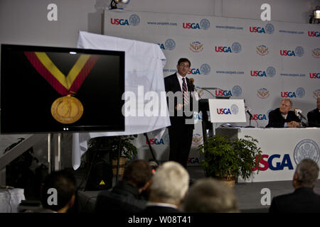 Le golf grand Jack Nicklaus (R) s'affiche lors d'une conférence de presse dévoilant un nouveau champion U.S. Open médaille du nommé en son honneur et sa silhouette de roulement (L) en tant que président de l'USGA Glen Nager prend la parole à l'Olympic Club de San Francisco le 13 juin 2012. L'honneur a été décerné à l'occasion du 50e anniversaire de sa première grande victoire, le 1962 U.S. Open. UPI/Terry Schmitt Banque D'Images