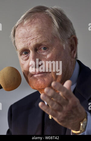 Le golf grand Jack Nicklaus apparaît lors d'une conférence de presse dévoilant un nouveau champion U.S. Open médaille du nommé en son honneur et le roulement sa silhouette à l'Olympic Club de San Francisco le 13 juin 2012. L'honneur a été décerné à l'occasion du 50e anniversaire de sa première grande victoire, le 1962 U.S. Open. UPI/Terry Schmitt Banque D'Images