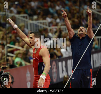 Danell Leyva célèbre une grande performance à la barre fixe comme son entraîneur et père étape Yin Alvarez (R) célèbre aussi à l'US essais olympiques en gymnastique chez HP Pavilion de San Jose, Californie le 30 juin 2012. Leyva qualifié pour le l'équipe aller à Londres. UPI/Terry Schmitt Banque D'Images