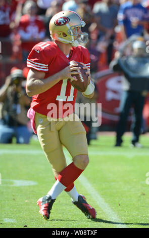 San Francisco 49ers QB Alex Smith (11) revient à adopter contre les Bills de Buffalo au deuxième trimestre à Candlestick Park de San Francisco le 7 octobre 2012. UPI/Terry Schmitt Banque D'Images