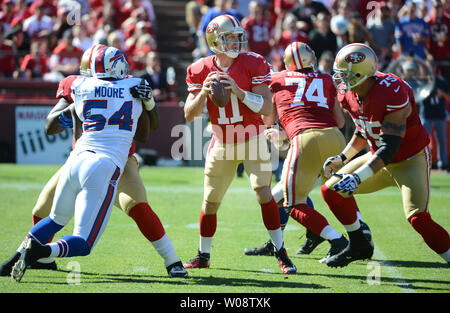 San Francisco 49ers QB Alex Smith se trouve dans la poche à la recherche de passer contre les Bills de Buffalo au deuxième trimestre à Candlestick Park de San Francisco le 7 octobre 2012. UPI/Terry Schmitt Banque D'Images