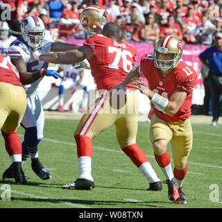 San Francisco 49ers QB Alex Smith roule à l'écart de pression dans le deuxième trimestre contre les Bills de Buffalo au Candlestick Park de San Francisco le 7 octobre 2012. UPI/Terry Schmitt Banque D'Images