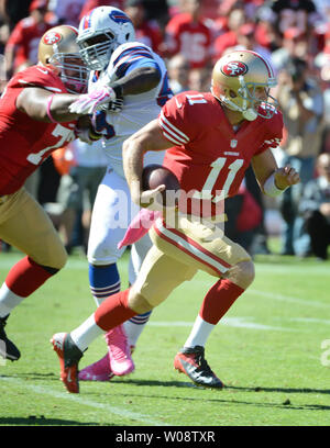 San Francisco 49ers QB Alex Smith (11) brouille pour 20 yards au deuxième trimestre contre les Bills de Buffalo au deuxième trimestre à Candlestick Park de San Francisco le 7 octobre 2012. UPI/Terry Schmitt Banque D'Images