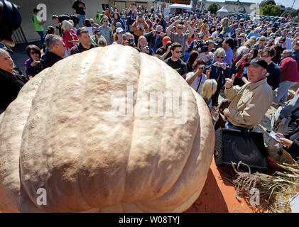 Thad Starr (R) de Pleasant Hill, Oregon donne un coup de pouce après avoir remporté la 39e assemblée annuelle de peser la citrouille à Half Moon Bay, Californie le 8 octobre 2012. La citrouille pesait 1775 livres. UPI/Terry Schmitt Banque D'Images