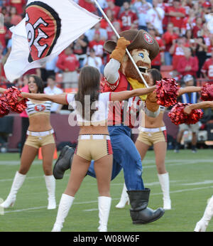 49ers mascot Sourdough Sam s'écoule sur le champ avant de la San Francisco 49ers jouer les Seattle Seahawks à Candlestick Park de San Francisco le 18 octobre 2012. UPI/Terry Schmitt Banque D'Images