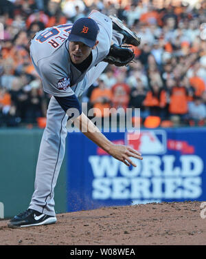 Le lanceur partant des Detroit Tigers Doug Fister lance contre les Giants de San Francisco au cours de la première manche dans le jeu deux des World Series à AT&T Park à San Francisco le 25 octobre 2012. UPI/Terry Schmitt Banque D'Images