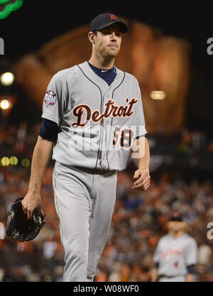 Le lanceur partant des Detroit Tigers Doug Fister quitte le jeu après avoir été relevée dans la septième manche contre les Giants de San Francisco en jeu deux des World Series à AT&T Park à San Francisco le 25 octobre 2012. Le jeu chargé les bases pour les géants. UPI/Terry Schmitt Banque D'Images