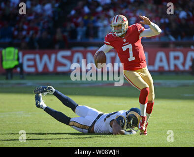 San Francisco 49ers QB Colin Kaepernick (7) danse loin de Saint Louis Rams Robert Quinn au deuxième trimestre à Candlestick Park de San Francisco le 11 novembre 2012. UPI/Terry Schmitt Banque D'Images