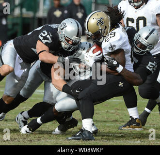 New Orleans Saints RB Chris Ivoire (29) tis arrêté après un gain de cour par l'Oakland Raiders au deuxième trimestre chez O.co Coliseum à Oakland, Californie le 18 novembre 2012. UPI/Terry Schmitt Banque D'Images